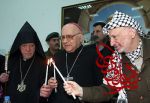 PALESTINIAN PRESIDENT YASSER ARAFAT (R) AND CHRISTIAN CLERGYMEN LIGHT CANDLES DURING A CHRISTMAS CEREMONY AT ARAFAT'S OFFICE IN RAMALLAH